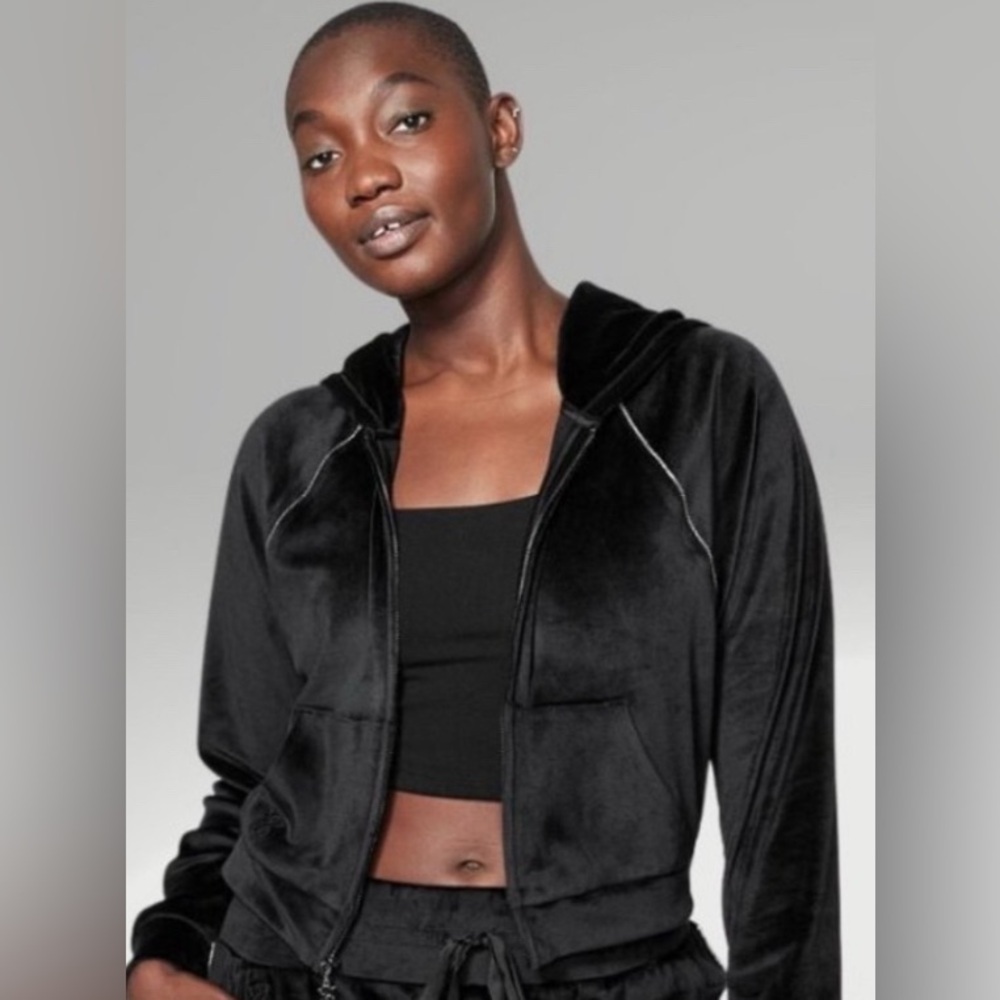 “90 Degree By Reflex” Black Velour Cropped Jacket. ☀️Markdown!
Size:S
NWT